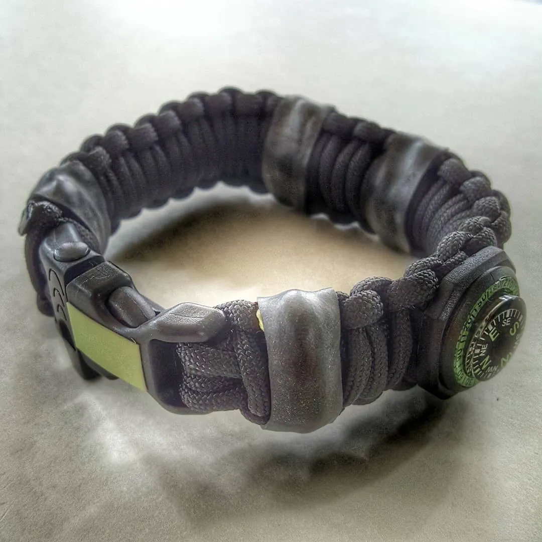 Bug Out Bracelet - Paracord Bracelet, Survive Offgrid with 30 item last ditch effort kit.